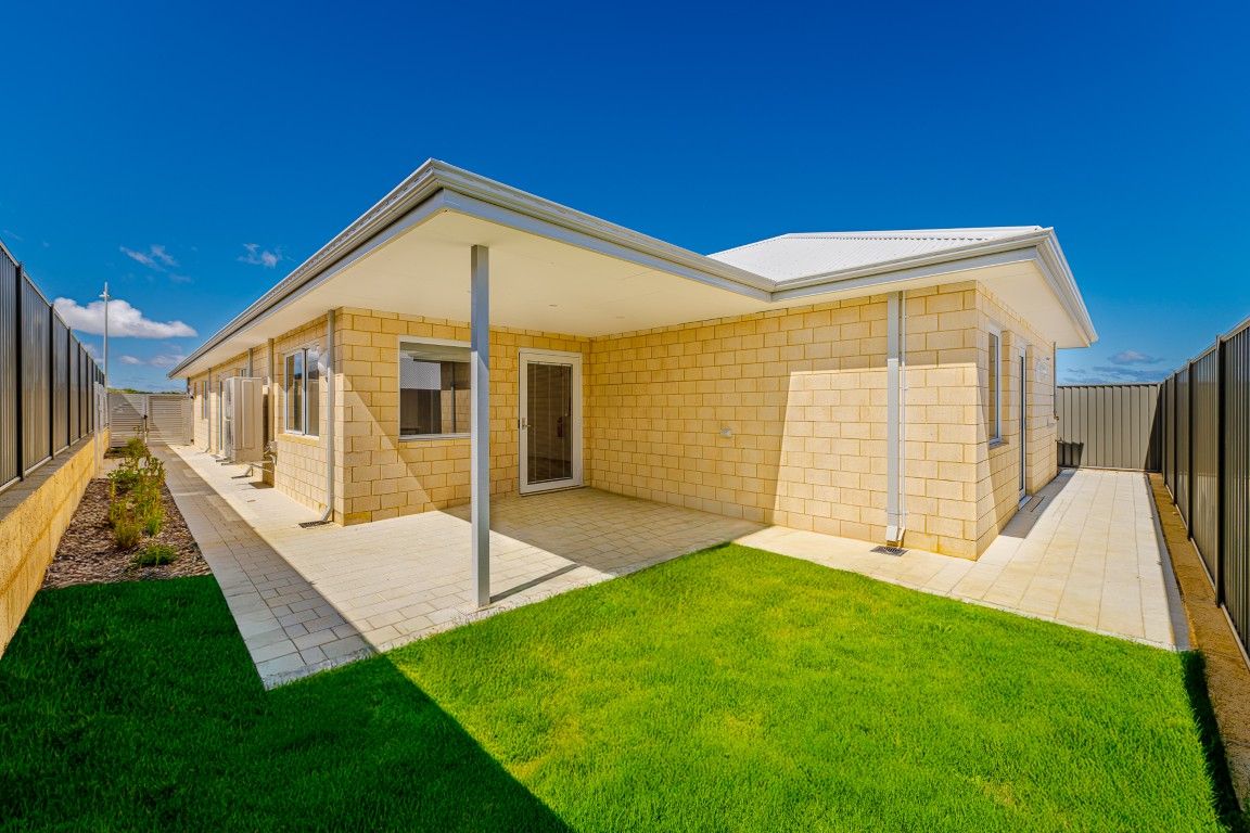 4 BR HPS Oceanfront Home for 3 Residents– OOA & 2 Living Area- Mindarie — Home image 7