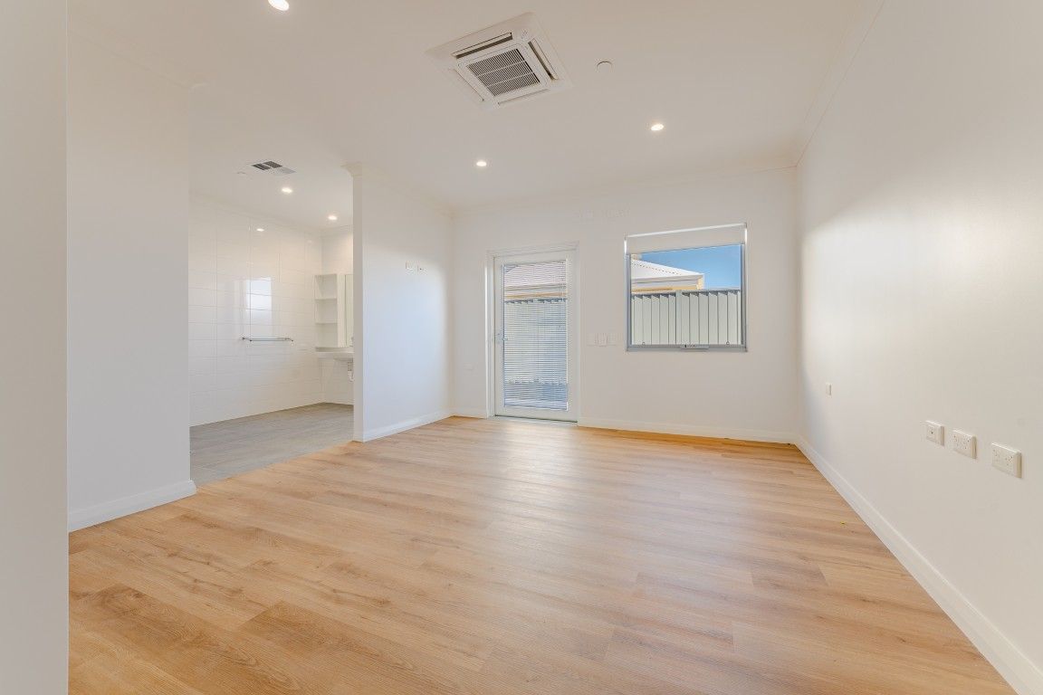 4 BR HPS Oceanfront Home for 3 Residents– OOA & 2 Living Area- Mindarie — Home image 8