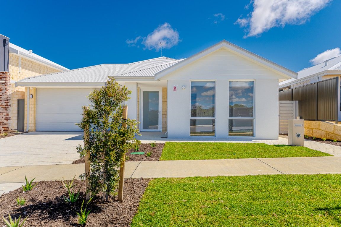 4 BR HPS Oceanfront Home for 3 Residents– OOA & 2 Living Area- Mindarie — Home image 10