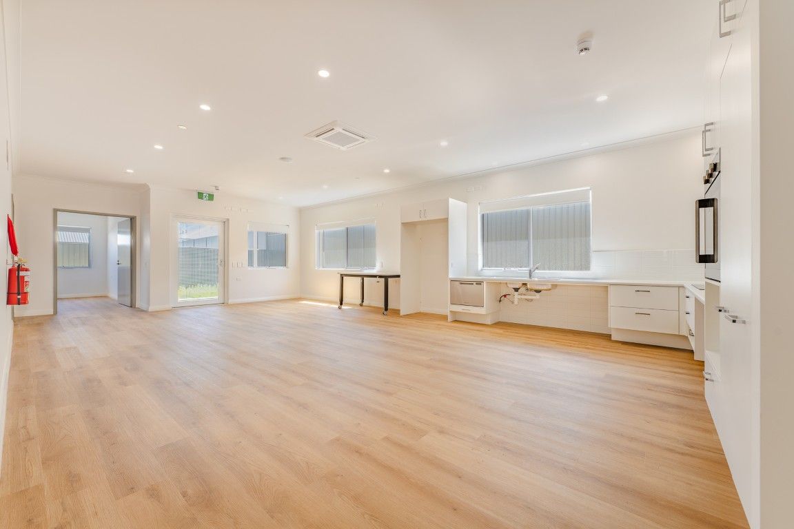 4 BR HPS Oceanfront Home for 3 Residents– OOA & 2 Living Area- Mindarie — Home image 13