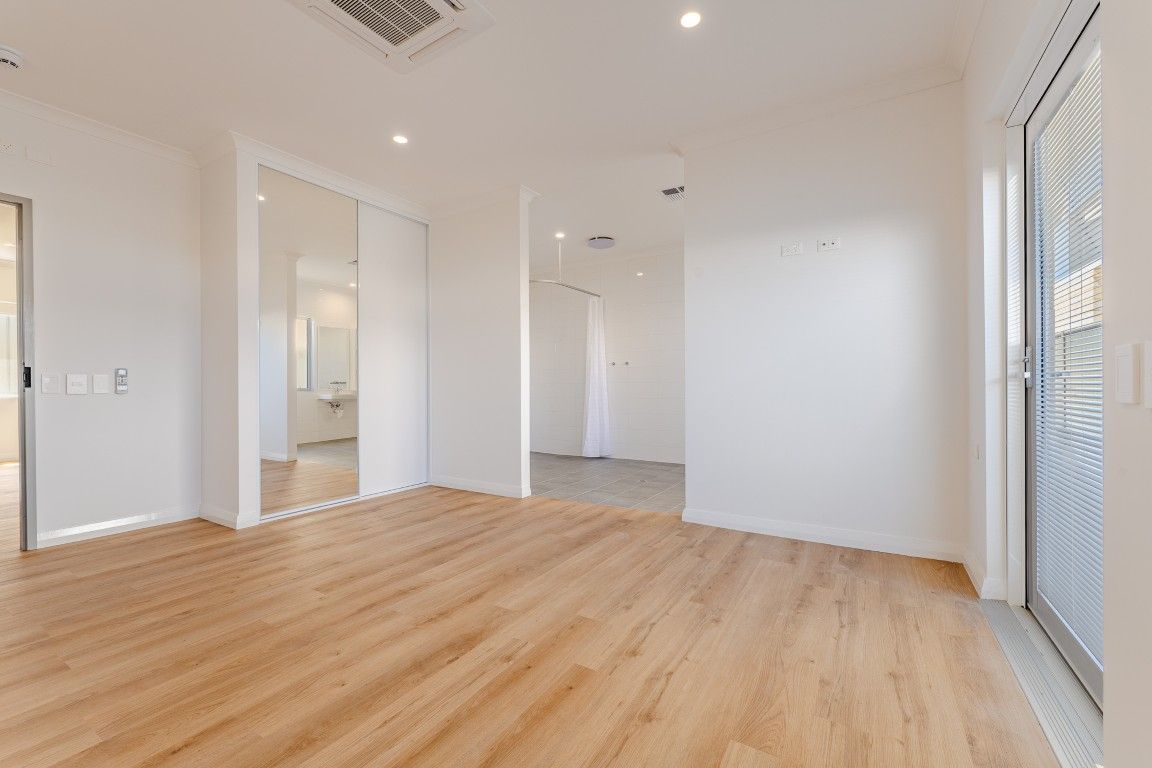 4 BR HPS Oceanfront Home for 3 Residents– OOA & 2 Living Area- Mindarie — Home image 16