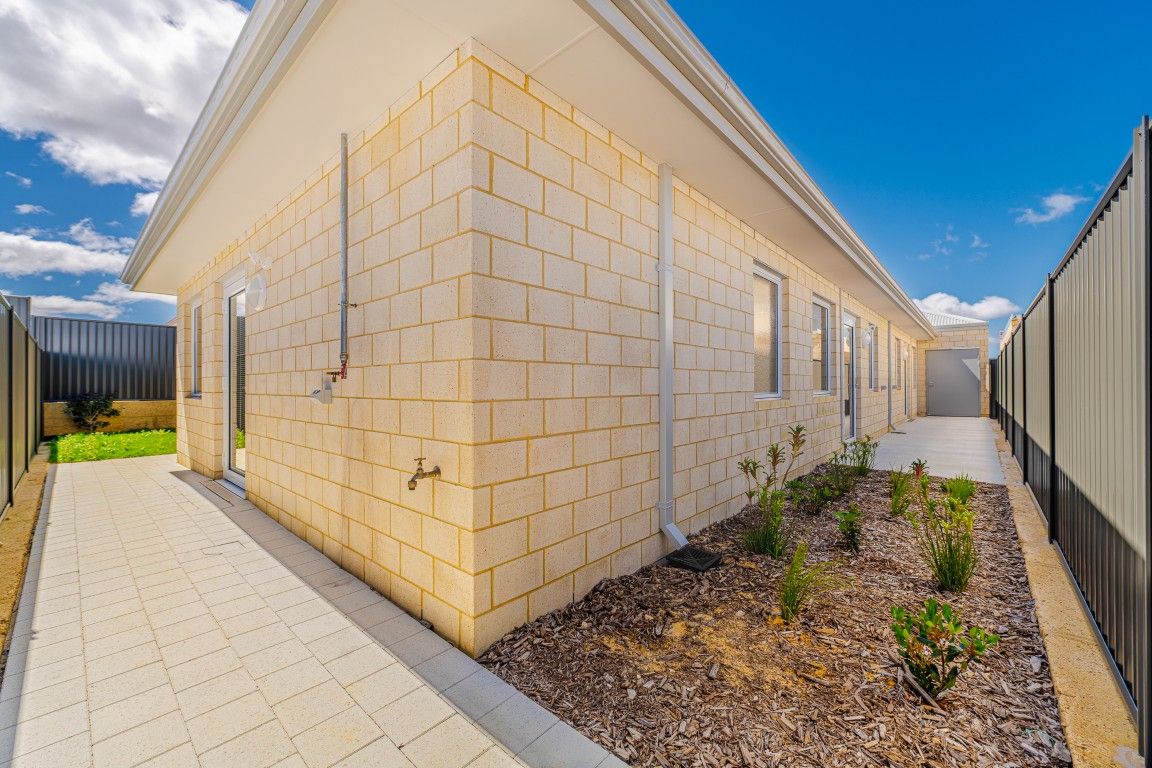 4 BR HPS Oceanfront Home for 3 Residents– OOA & 2 Living Area- Mindarie — Home image 17