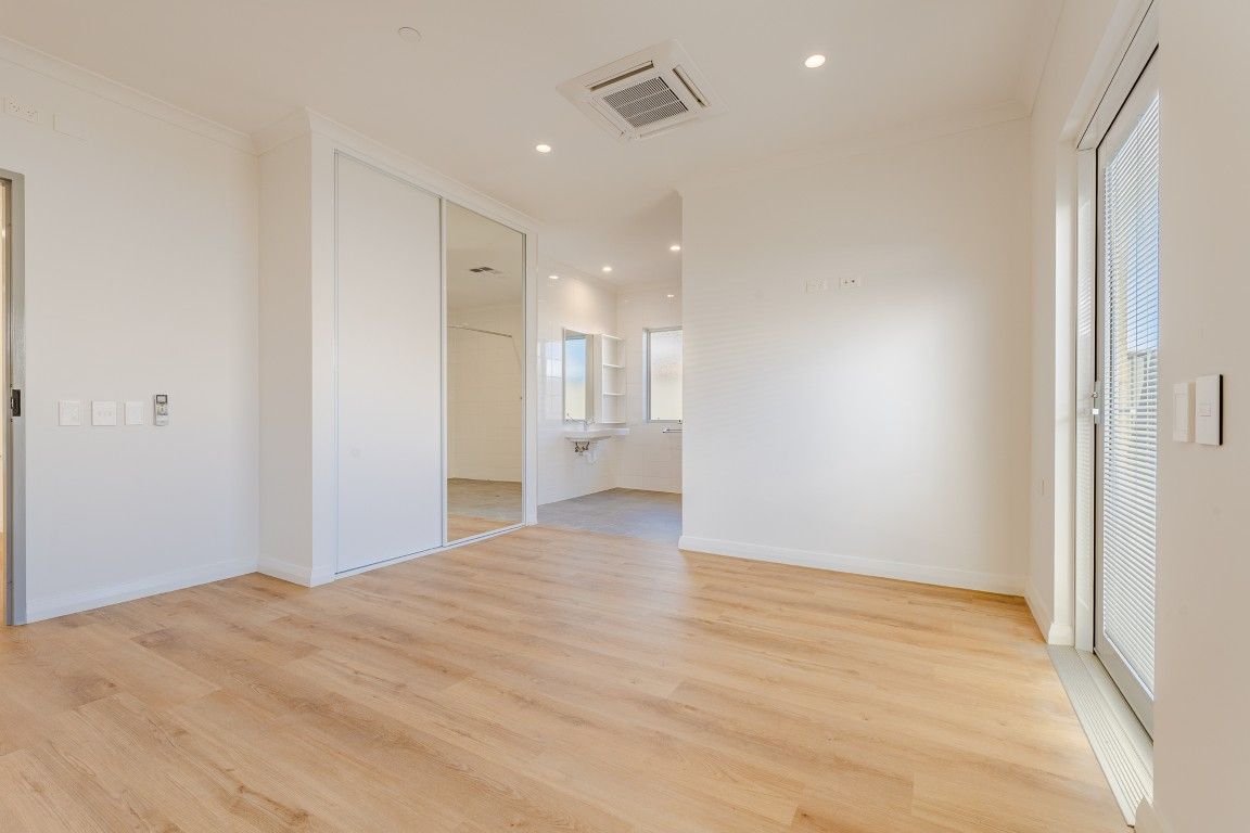 4 BR HPS Oceanfront Home for 3 Residents– OOA & 2 Living Area- Mindarie — Home image 18