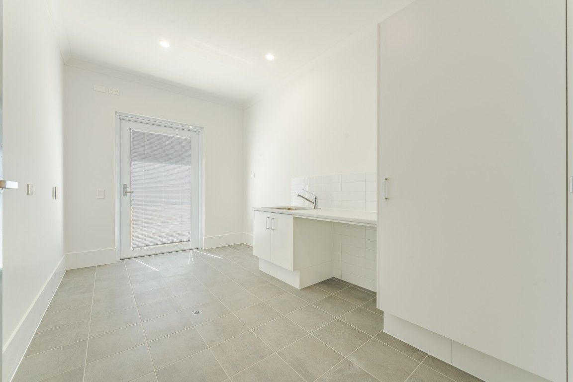 4 BR HPS Oceanfront Home for 3 Residents– OOA & 2 Living Area- Mindarie — Home image 22