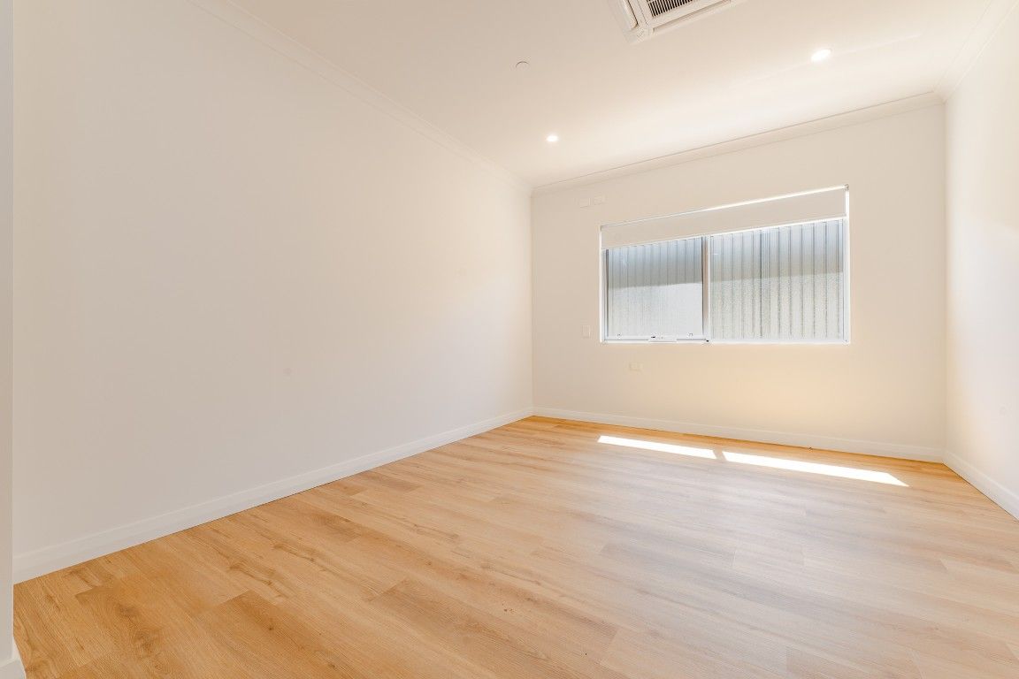 4 BR HPS Oceanfront Home for 3 Residents– OOA & 2 Living Area- Mindarie — Home image 23