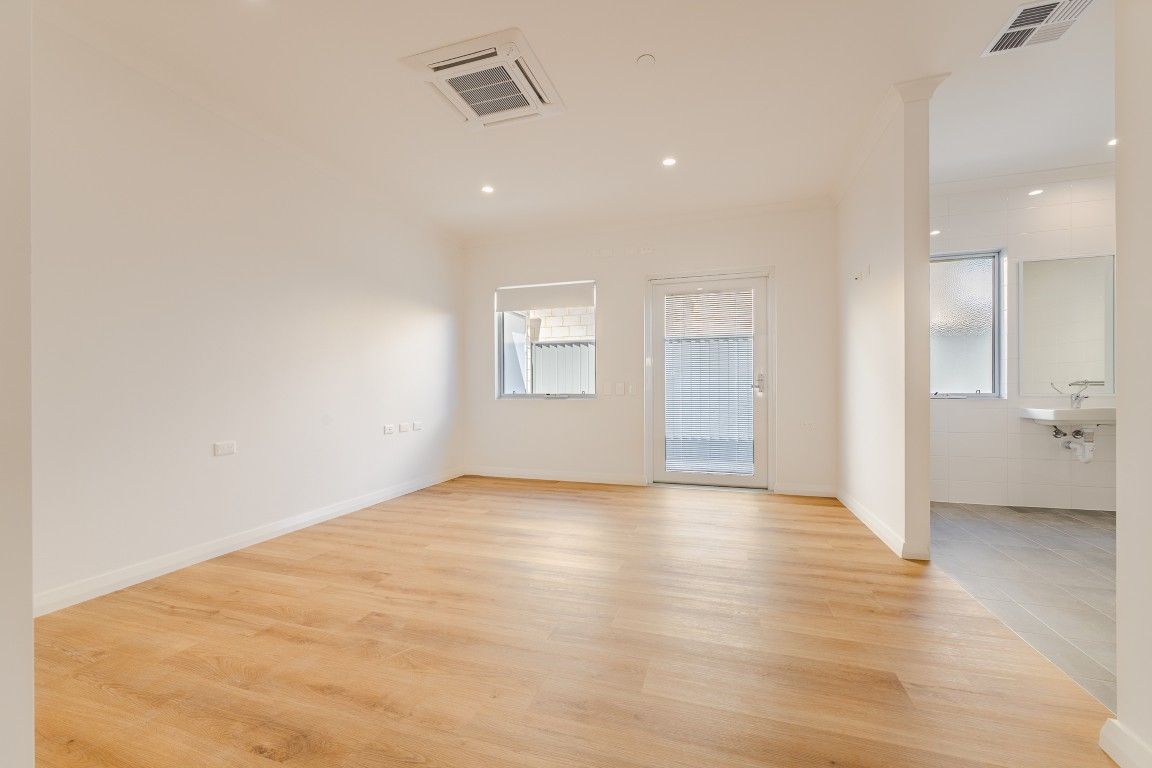 4 BR HPS Oceanfront Home for 3 Residents– OOA & 2 Living Area- Mindarie — Home image 26