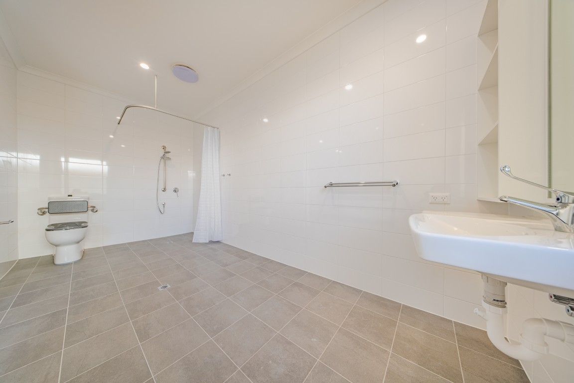 4 BR HPS Oceanfront Home for 3 Residents– OOA & 2 Living Area- Mindarie — Home image 27