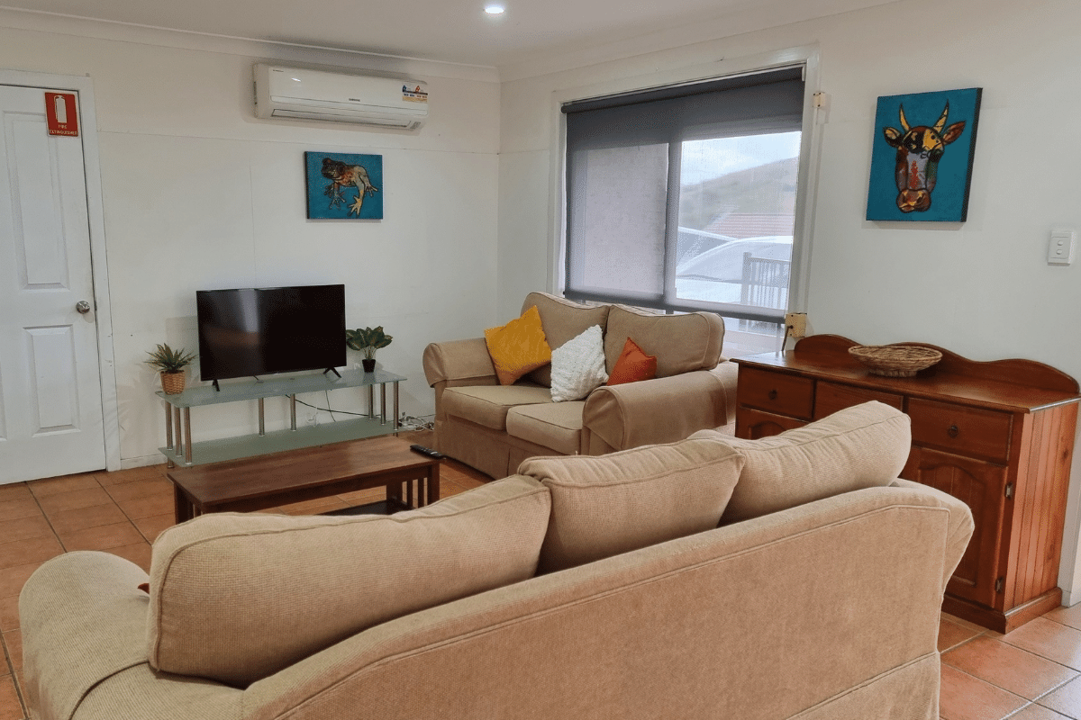 Enjoy beautiful parklands and a friendly, social home in suburban Albion Park — Home image 3