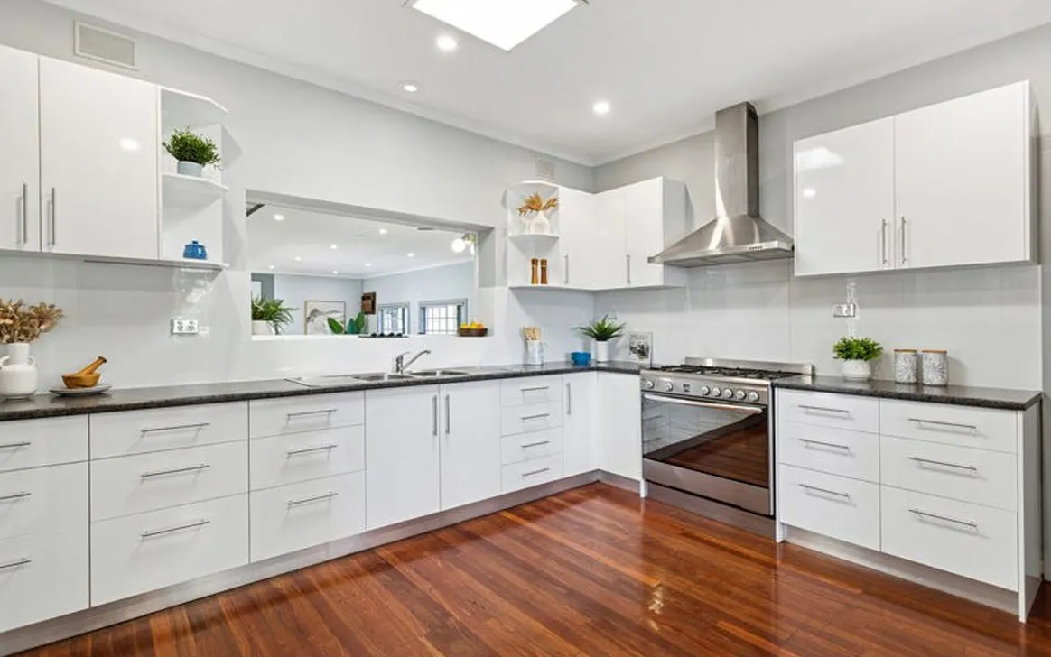 Elegant and Expansive Stylish 5-Bedroom SIL Home in Fulham — Home image 2