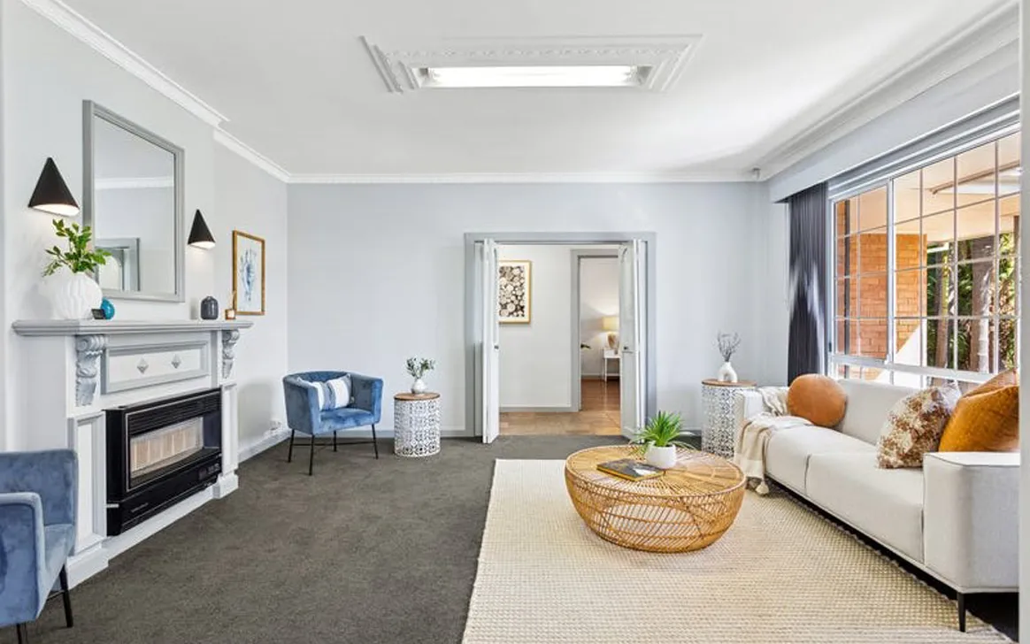 Elegant and Expansive Stylish 5-Bedroom SIL Home in Fulham — Home image 3