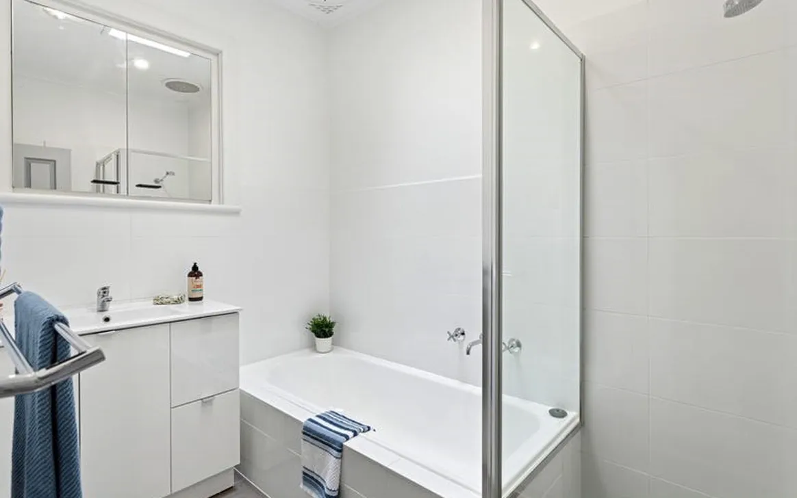 Elegant and Expansive Stylish 5-Bedroom SIL Home in Fulham — Home image 4
