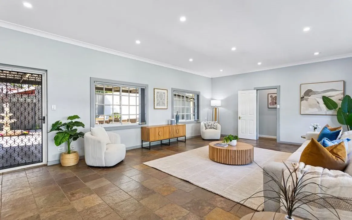Elegant and Expansive Stylish 5-Bedroom SIL Home in Fulham — Home image 5