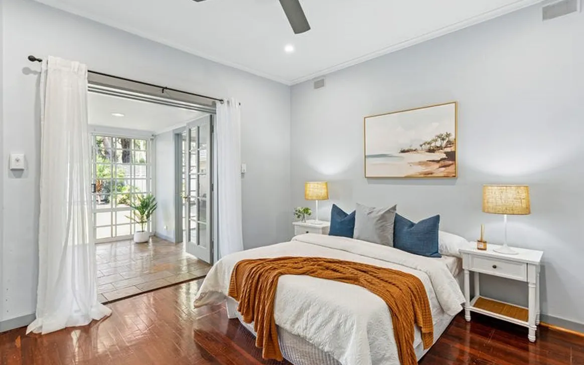 Elegant and Expansive Stylish 5-Bedroom SIL Home in Fulham — Home image 6