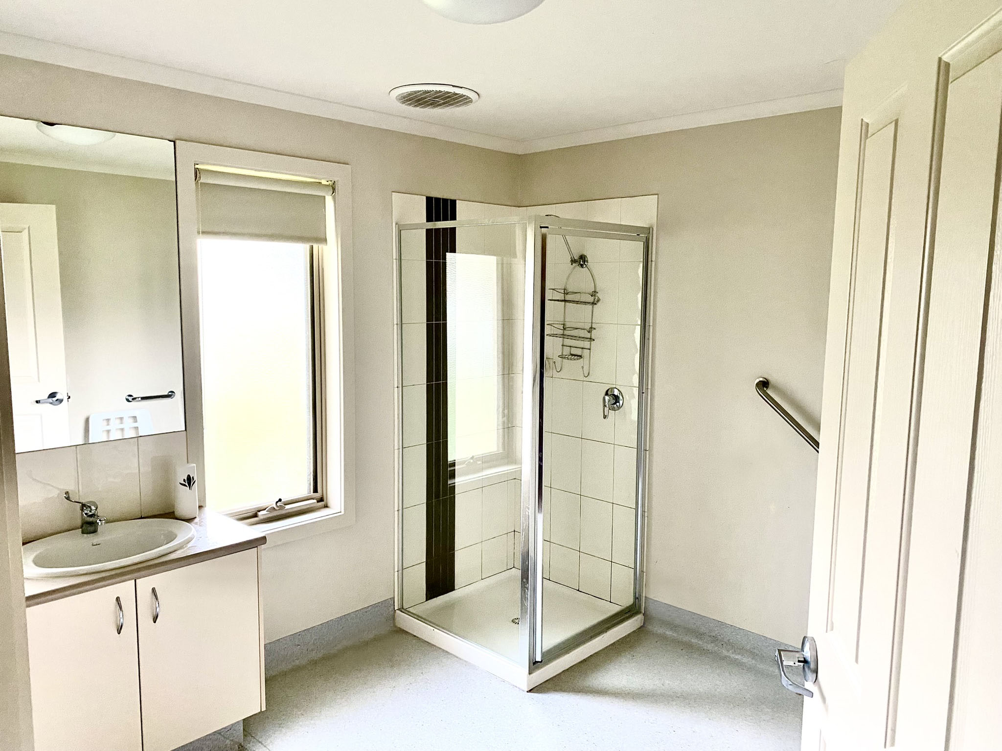 Modern 2 bedroom unit close to everything! — Home image 2