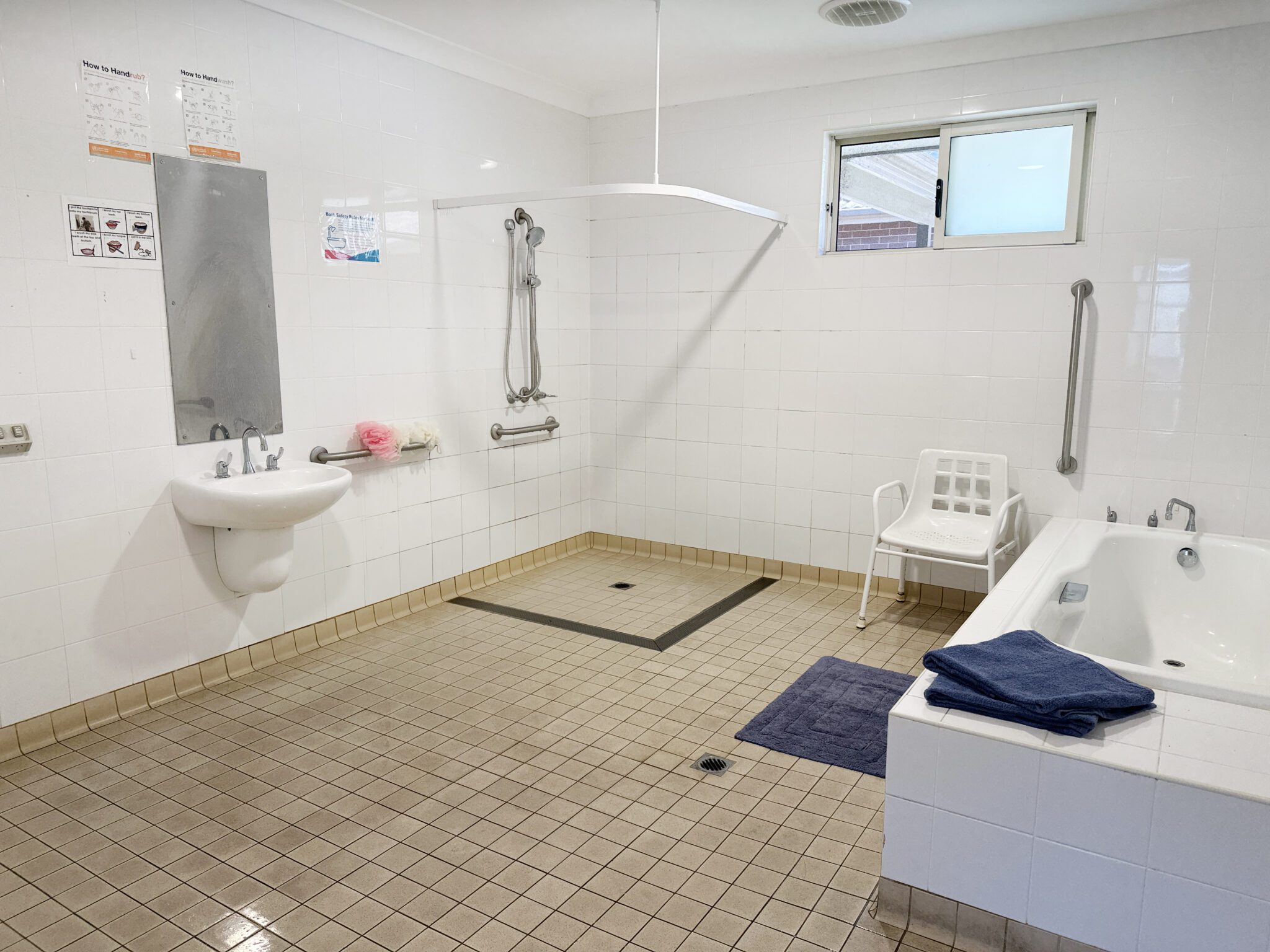 A spacious accessible home in a quiet street, offering 24/7 support and a secure, comfortable living environment. — Home image 6