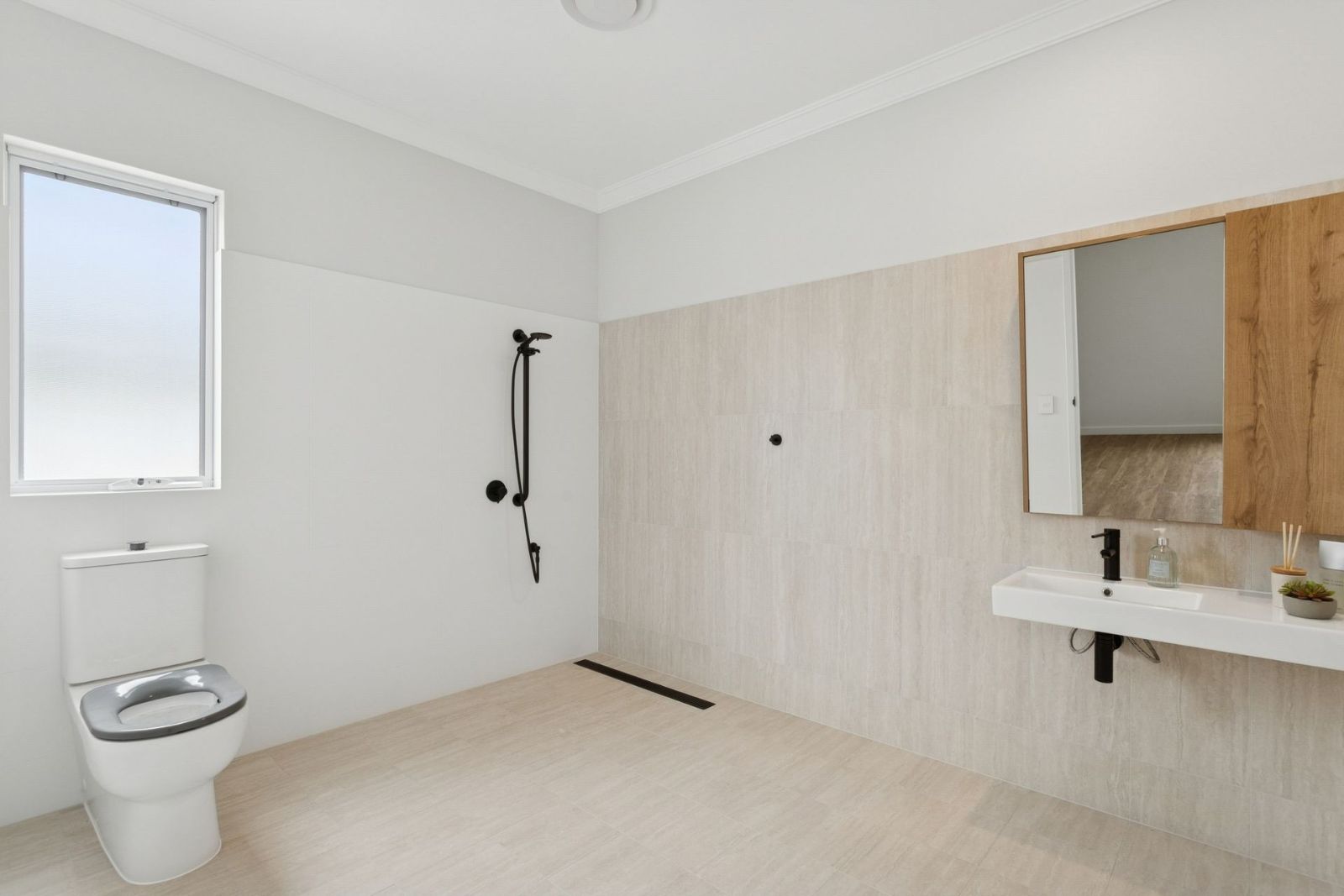 Private Bedroom and Ensuite in this Luxury 2-bed Home for Sharing Disability Accommodation — Home image 8
