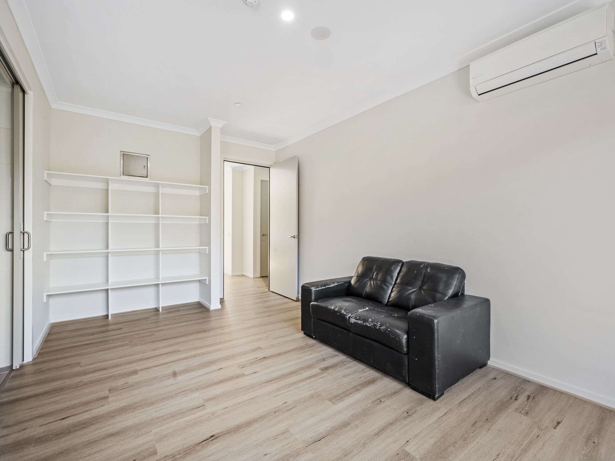 Beautiful ROBUST Home in Dandenong North AVAILABLE NOW! — Home image 11