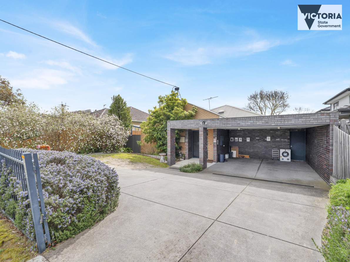 Don't miss this spacious, tightly held , leafy suburban living. — Home image 2