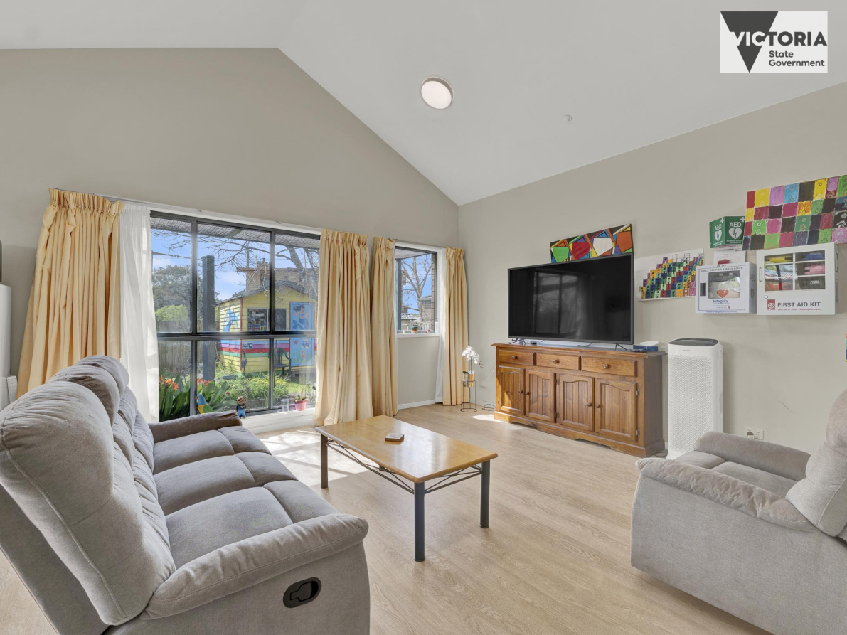 Don't miss this spacious, tightly held , leafy suburban living. — Home image 5