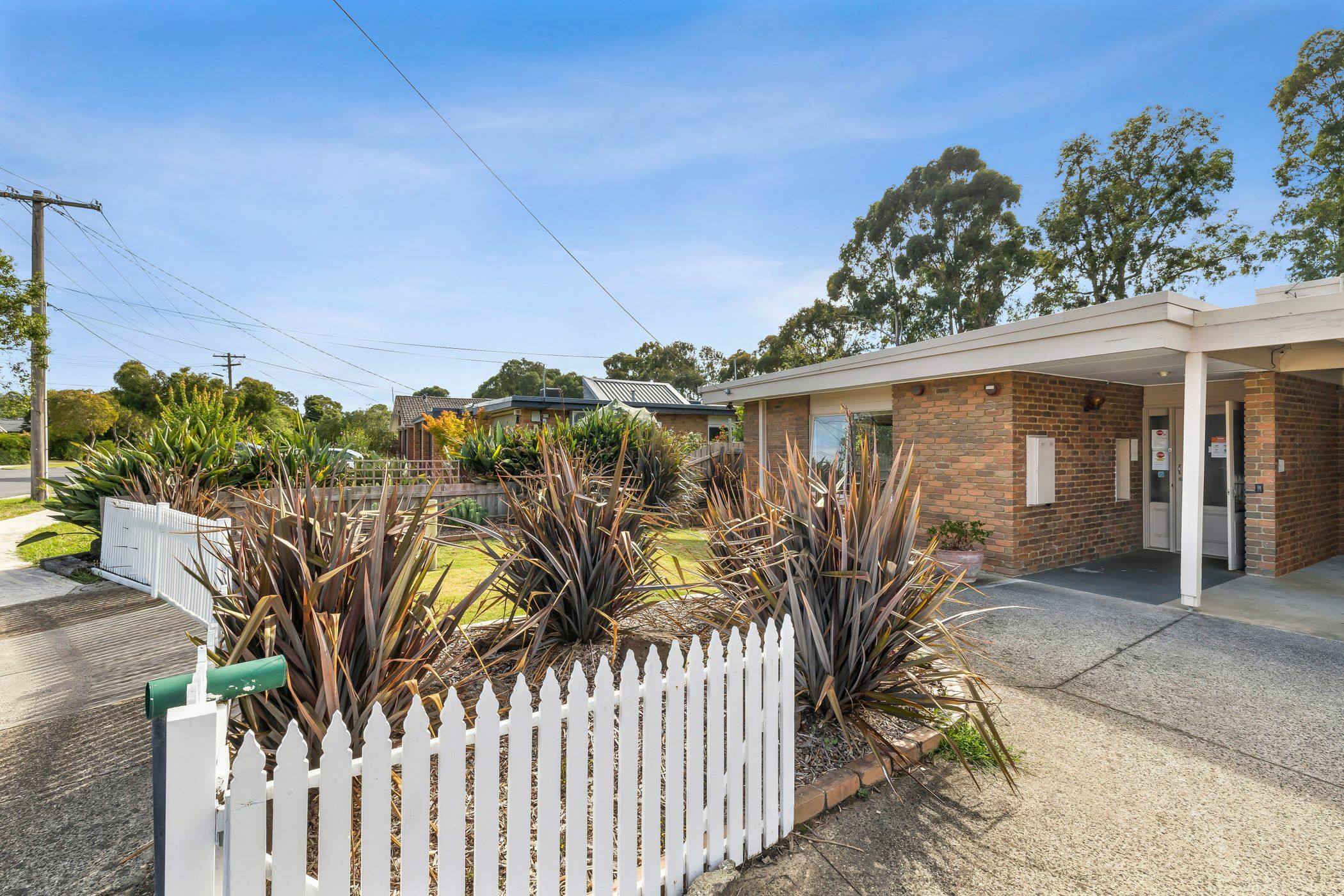 A bright and lovely home only 5 minutes from The Glen Shopping Centre! — Home image 2