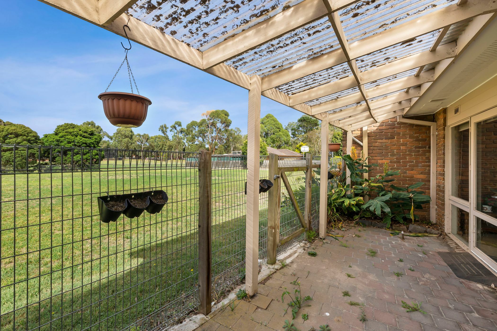 A bright and lovely home only 5 minutes from The Glen Shopping Centre! — Home image 3