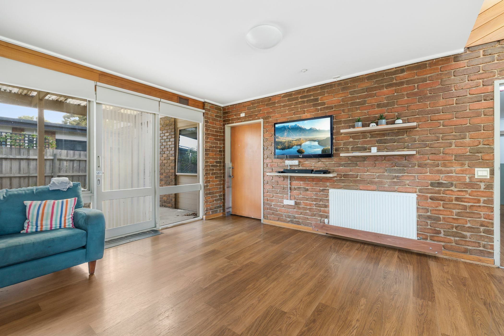 A bright and lovely home only 5 minutes from The Glen Shopping Centre! — Home image 4