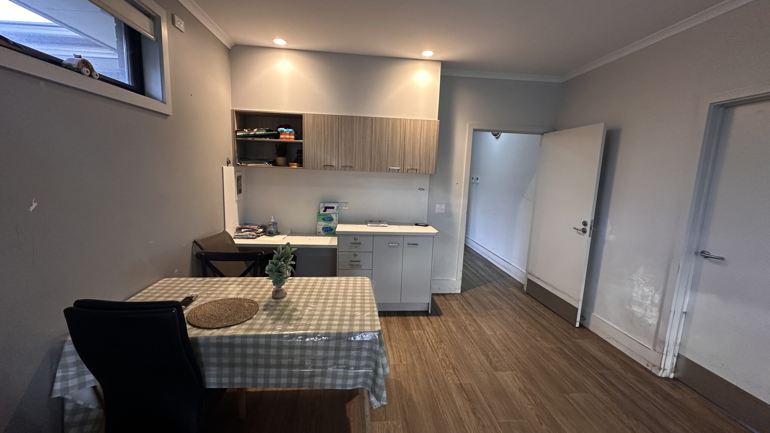 Torrensville - 1 Vacancy 4 Bedroom Residence Basic — Home image 4