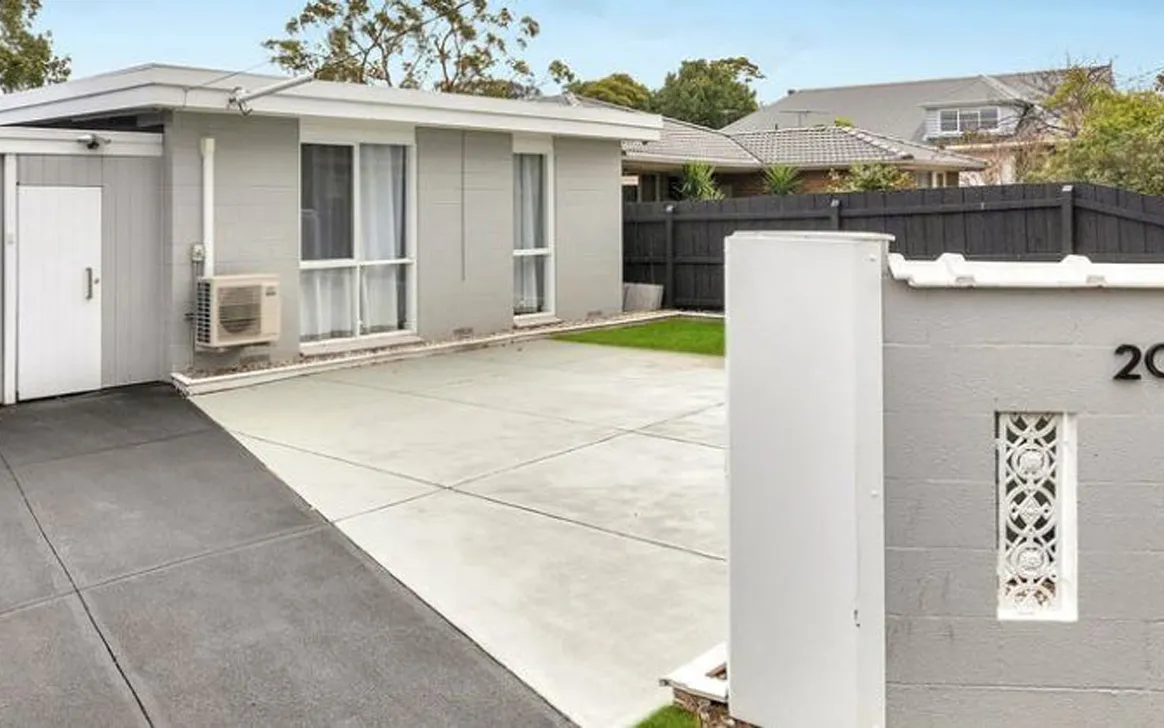 Accessible and Luxurious 4-Bedroom Coastal Home in Seaford — Home image 3