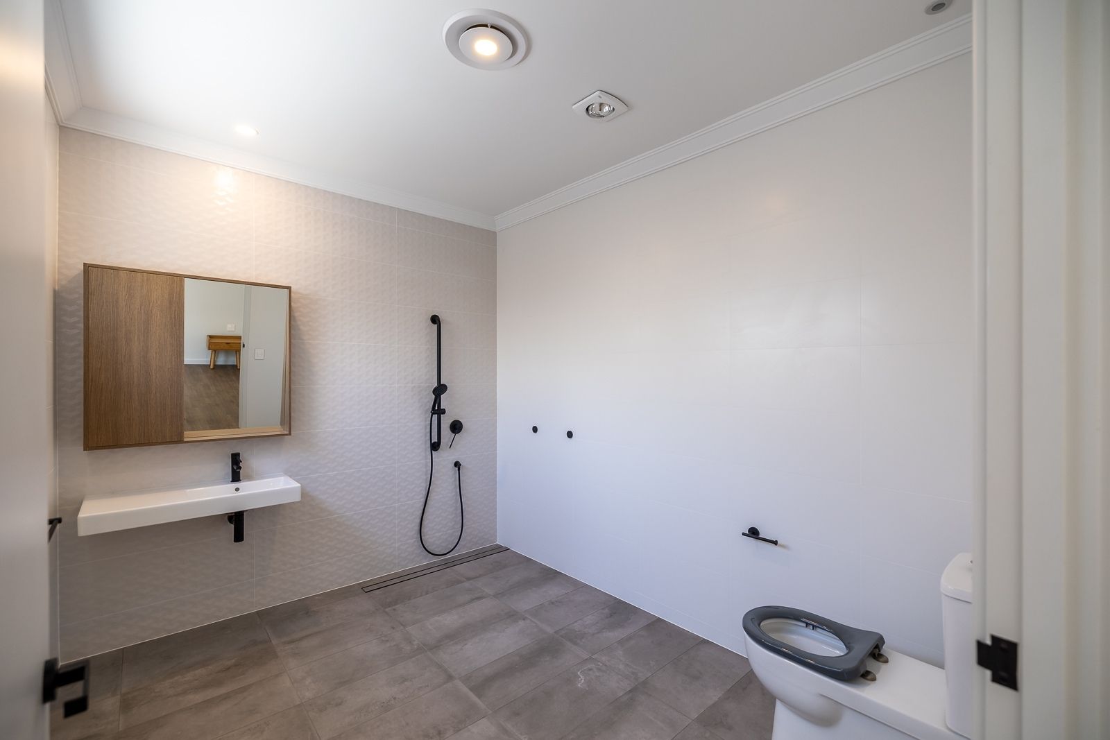 Two Luxury 2-Bedroom Homes for Sharing. Disability Accommodation — Home image 8