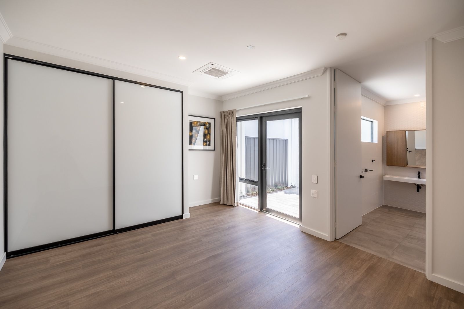 Two Luxury 2-Bedroom Homes for Sharing. Disability Accommodation — Home image 10