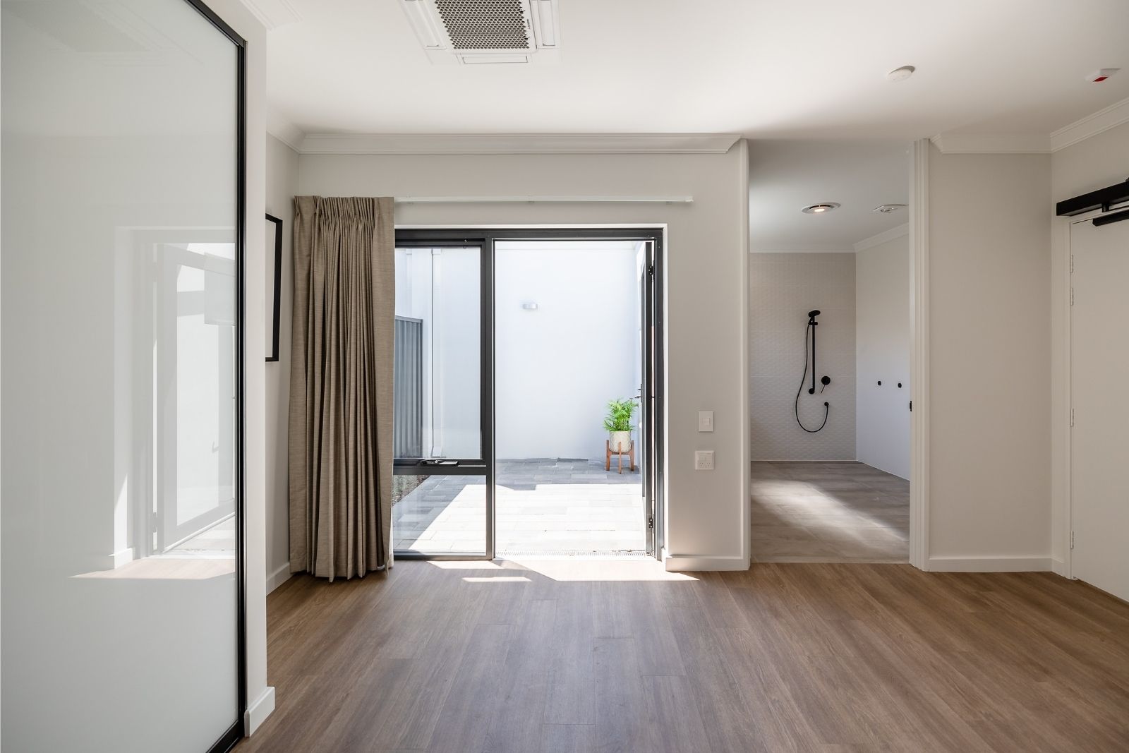 Two Luxury 2-Bedroom Homes for Sharing. Disability Accommodation — Home image 17