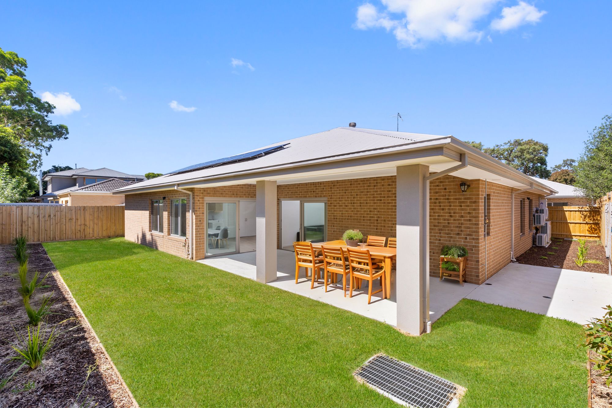 Superbly located in Knoxfield! — Home image 5