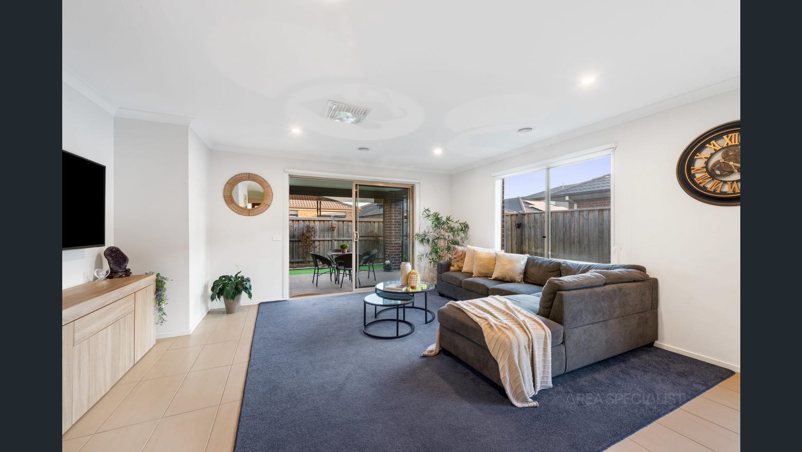 SPACIOUS SIL RESIDENCE IN DEER PARK — Home image 5