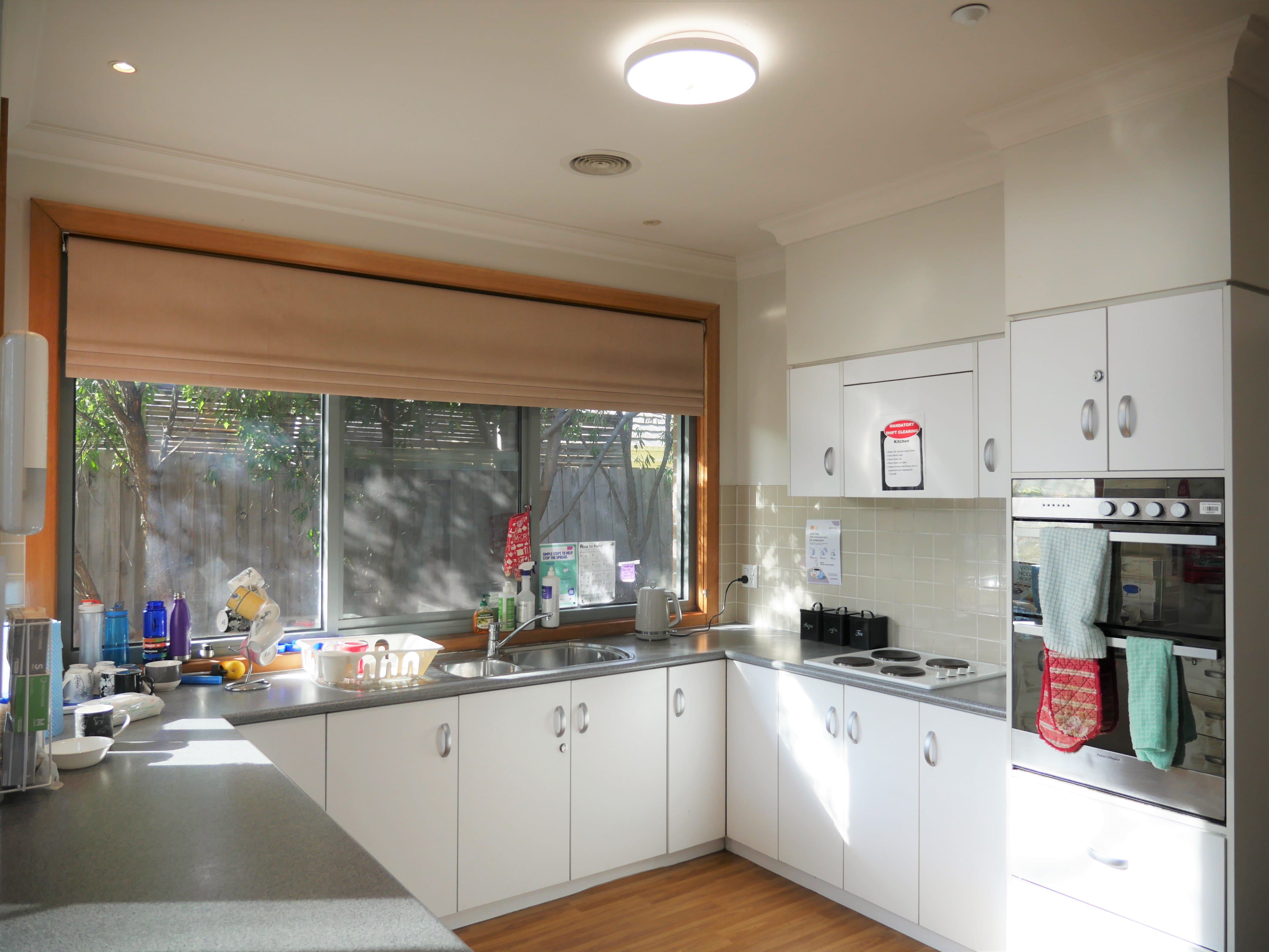 Modern 6 bedroom home in friendly neighbourhood close to transport — Home image 2