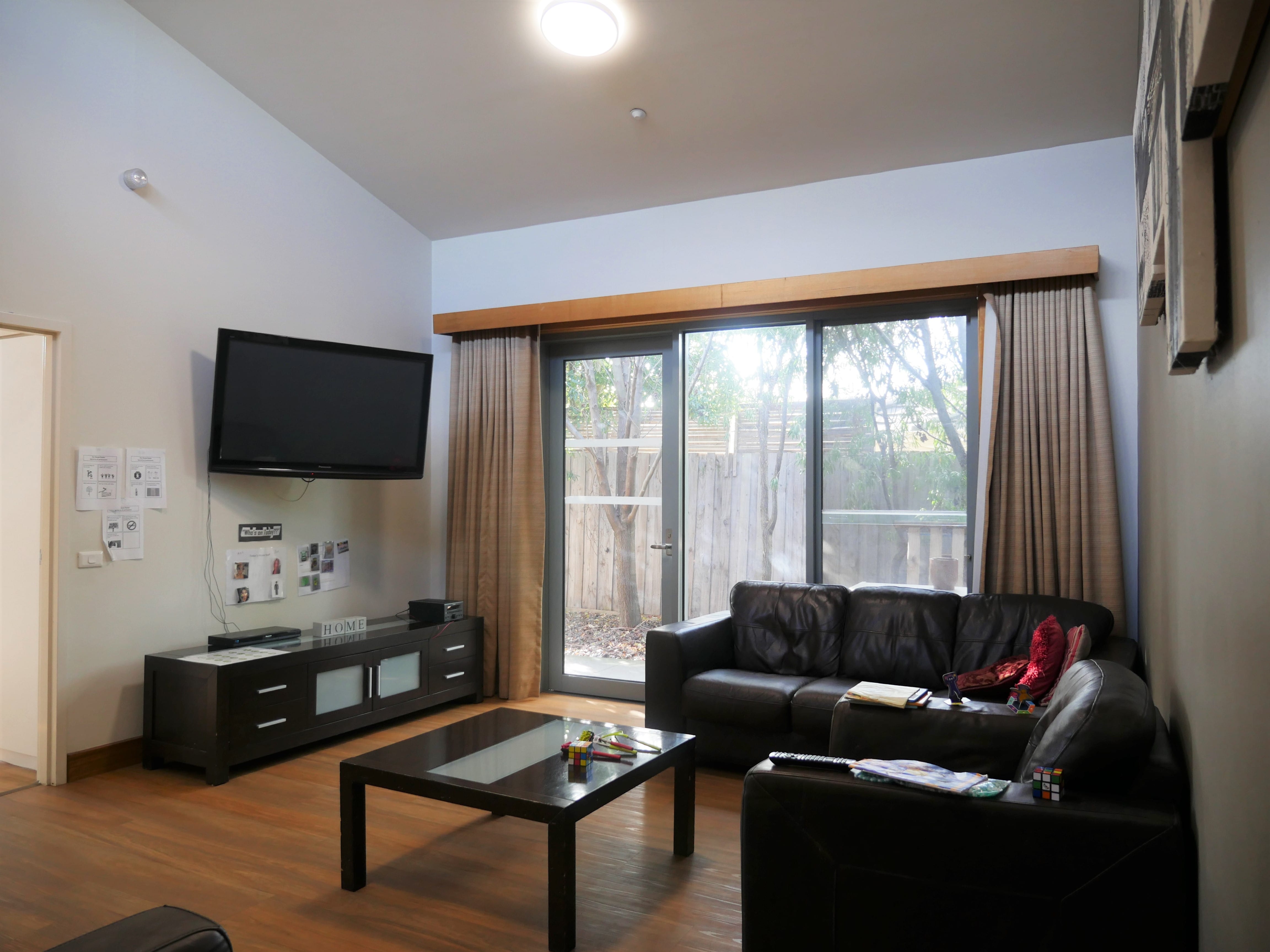 Modern 6 bedroom home in friendly neighbourhood close to transport — Home image 4