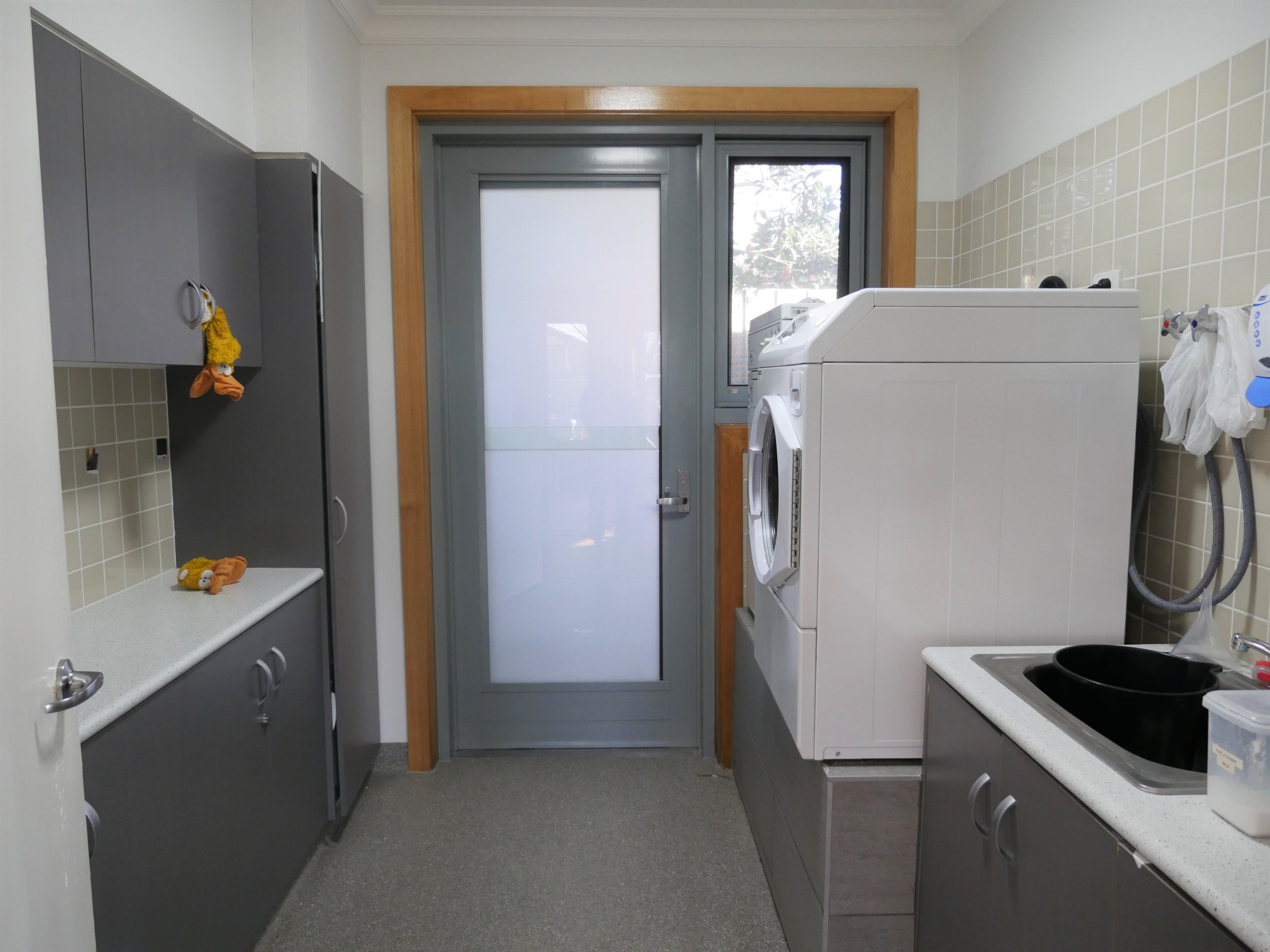 Modern 6 bedroom home in friendly neighbourhood close to transport — Home image 5