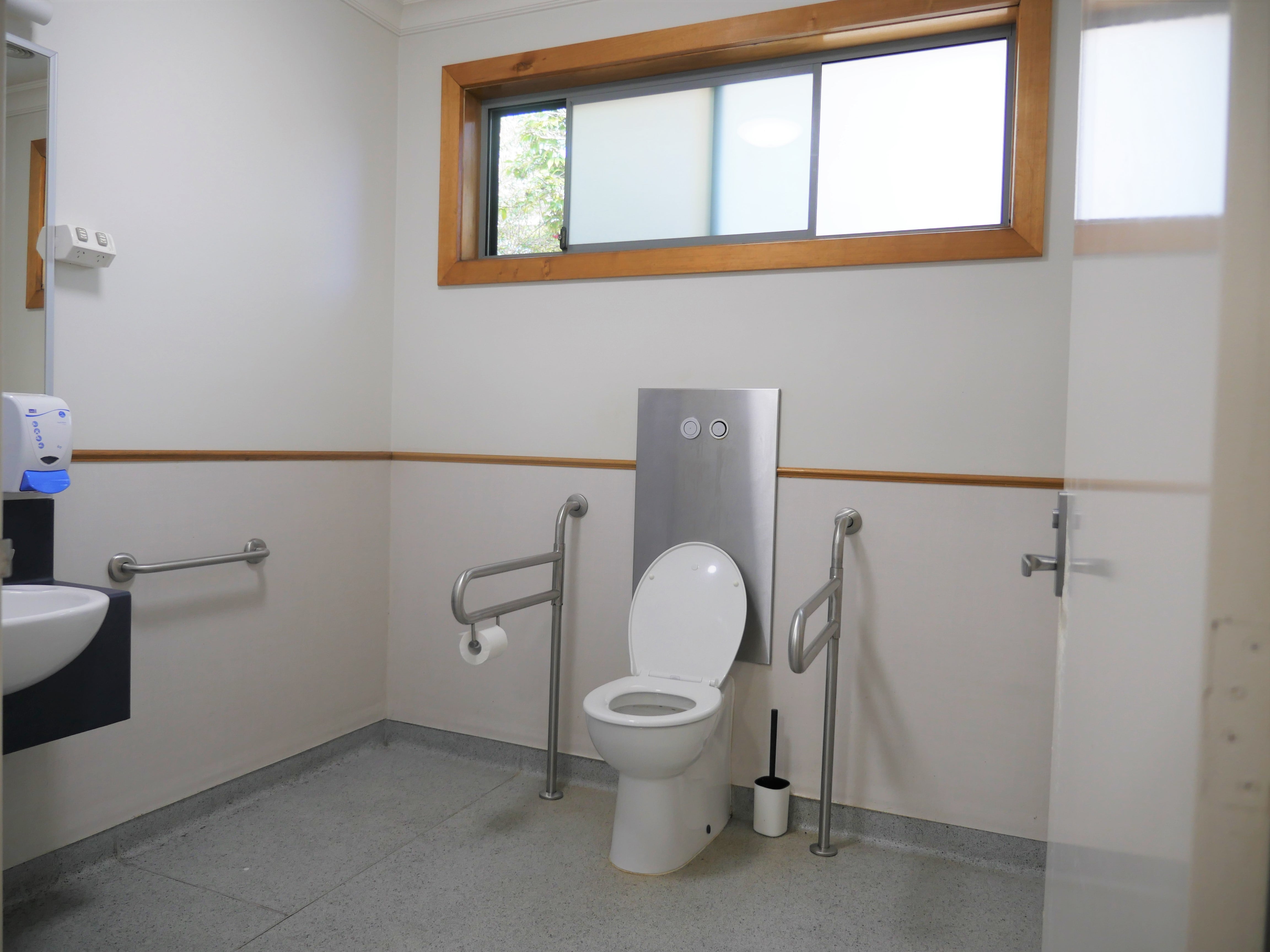 Modern 6 bedroom home in friendly neighbourhood close to transport — Home image 6