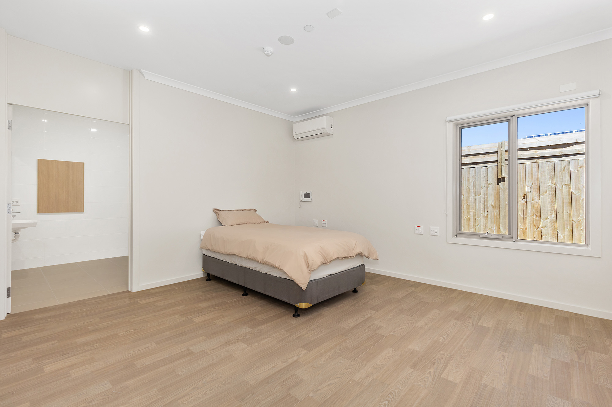 Spacious High Physical Support House in Knoxfield! — Home image 5