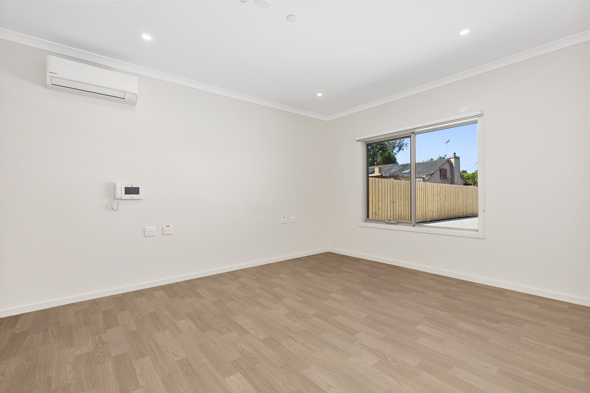 Spacious High Physical Support House in Knoxfield! — Home image 6