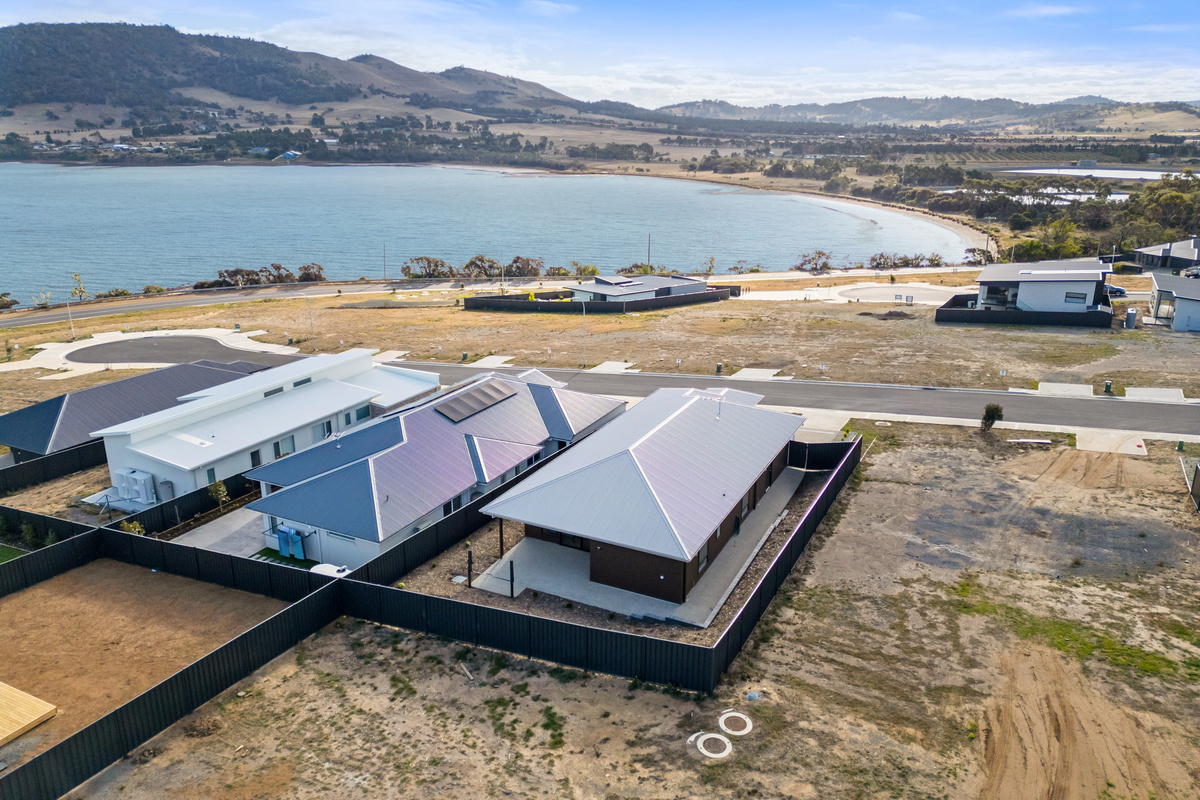 Close Coastal Views at Midway Point, Tasmania — Home image 2