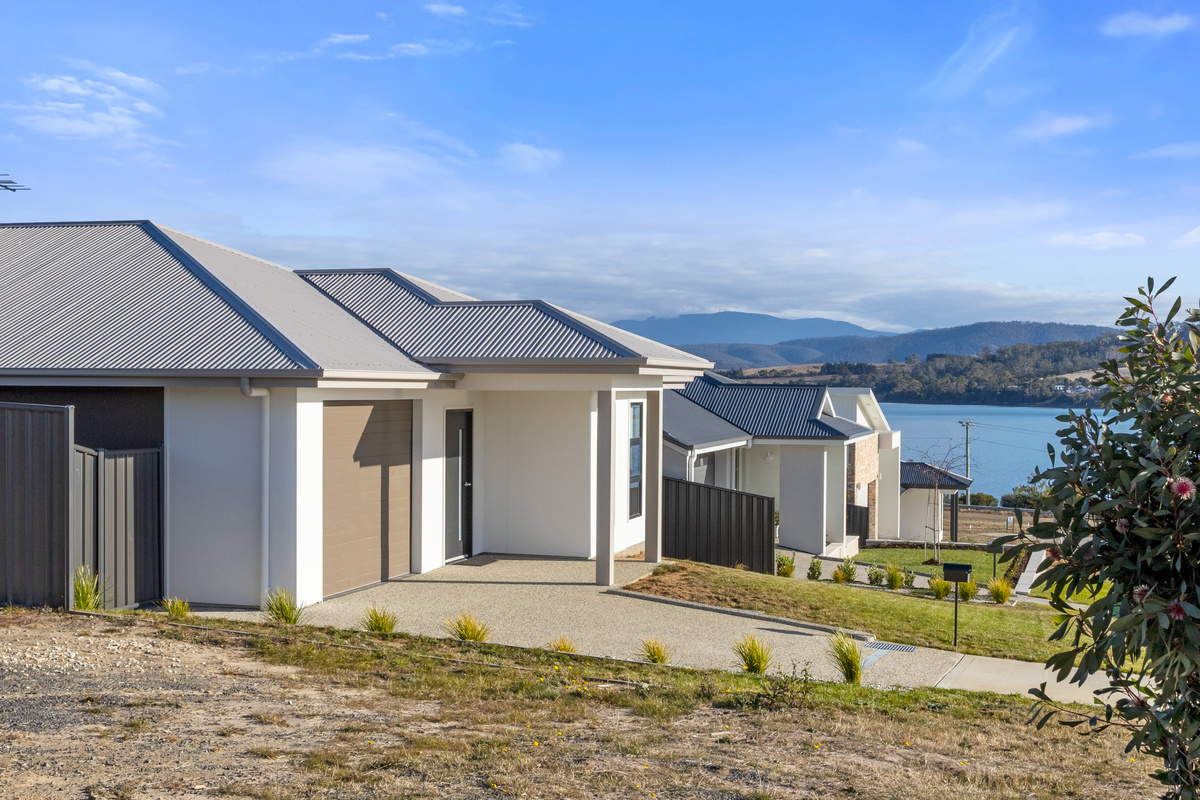 Close Coastal Views at Midway Point, Tasmania — Home image 3