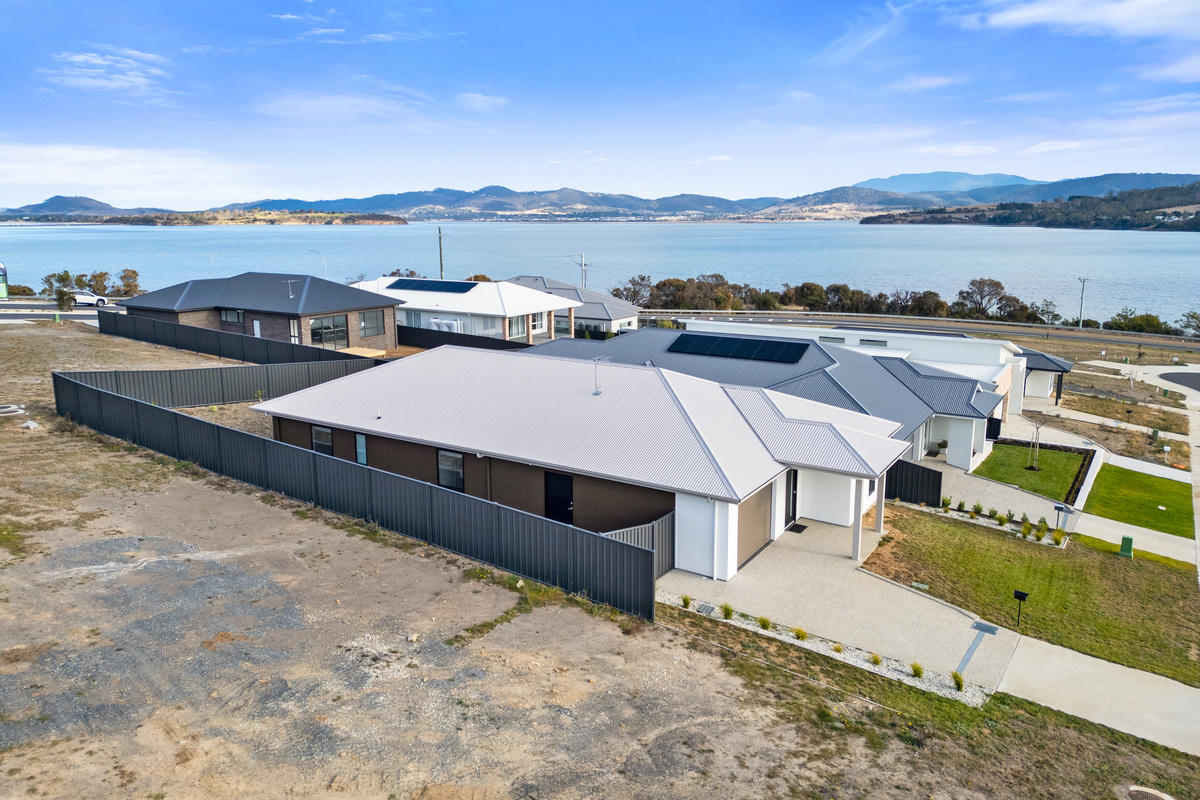 Close Coastal Views at Midway Point, Tasmania — Home image 8
