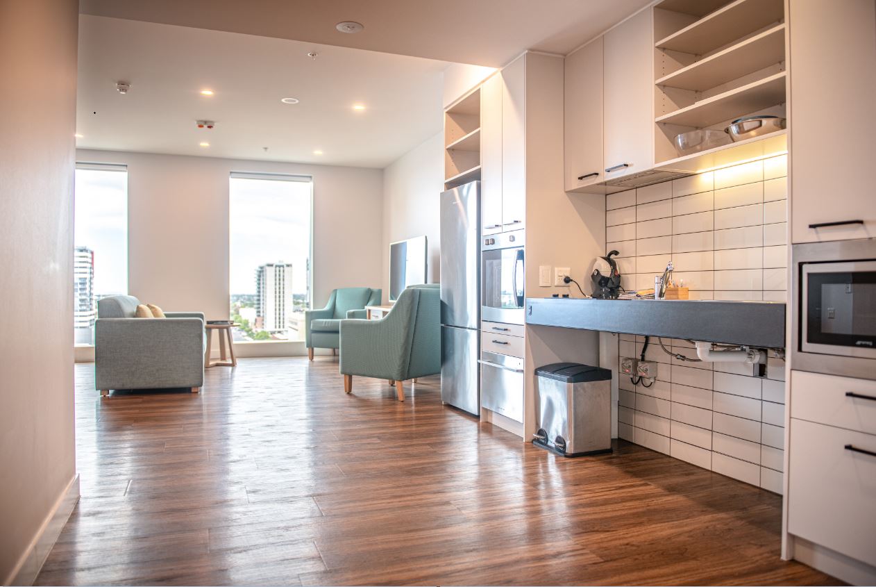 Accessible Modern Apartment in Prime City Location — Home image 2