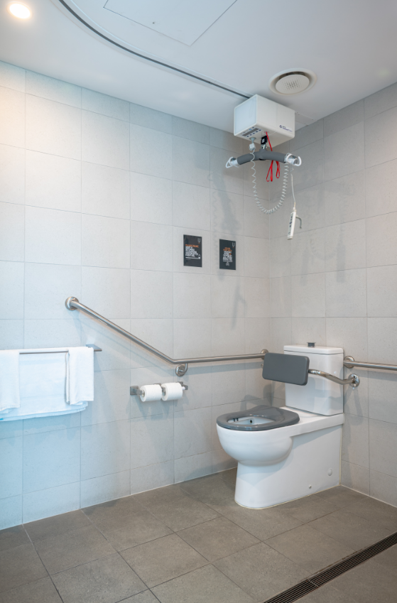 Accessible Modern Apartment in Prime City Location — Home image 5