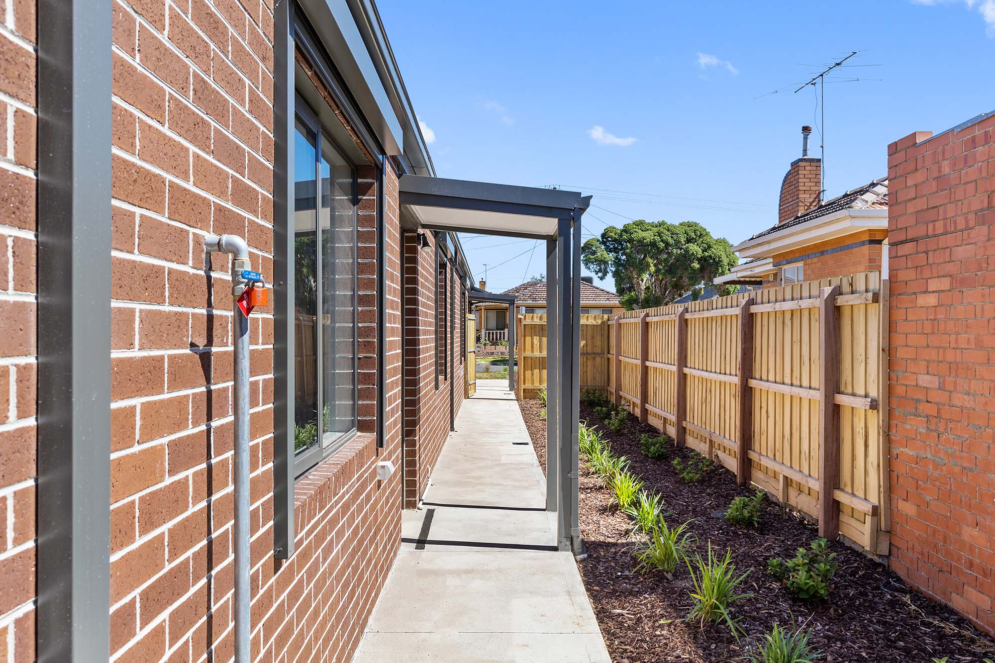 2 Bed Improved Livability House Just Minutes to St Albans! — Home image 2
