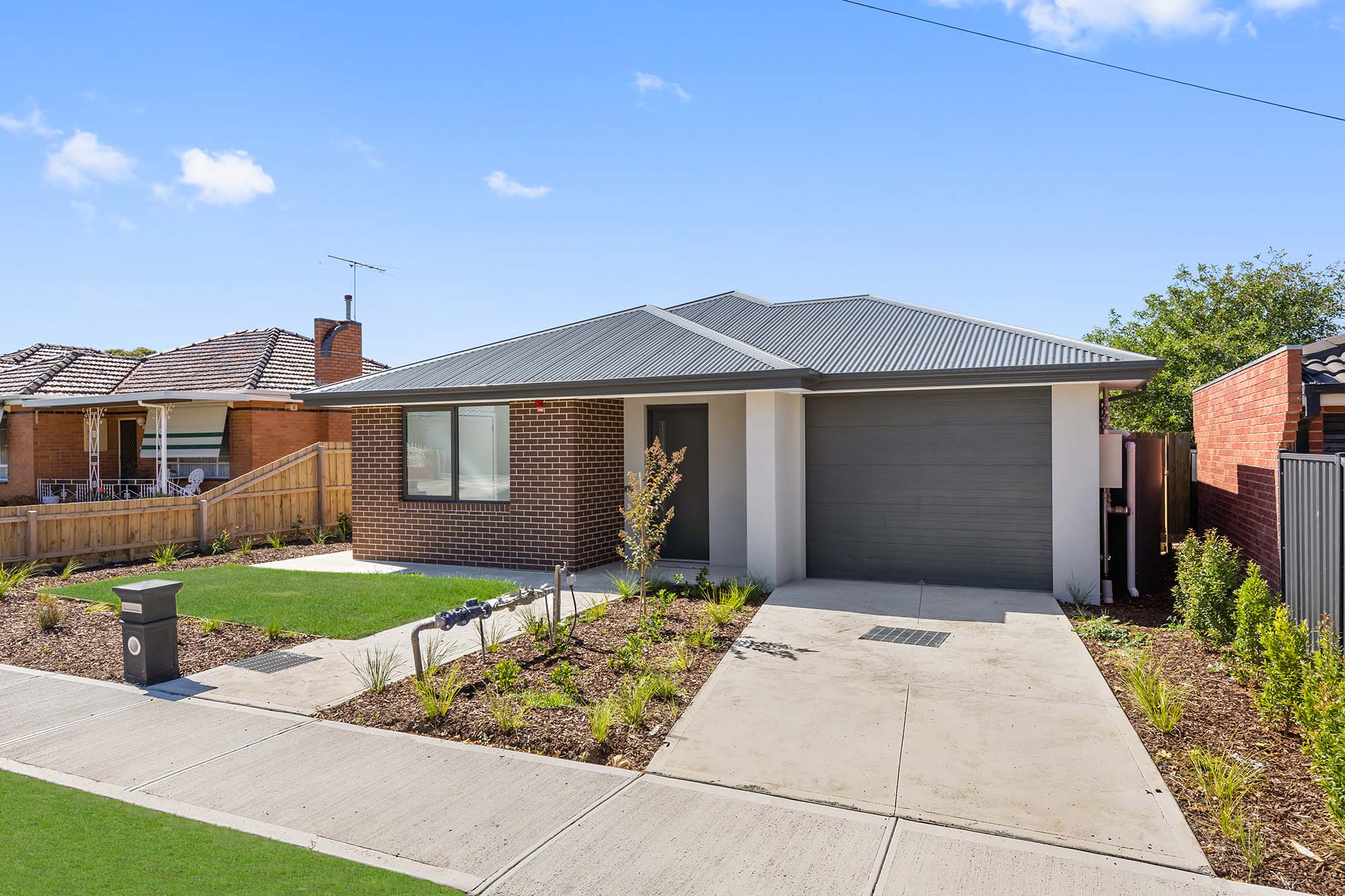 2 Bed Improved Livability House Just Minutes to St Albans! — Home image 3