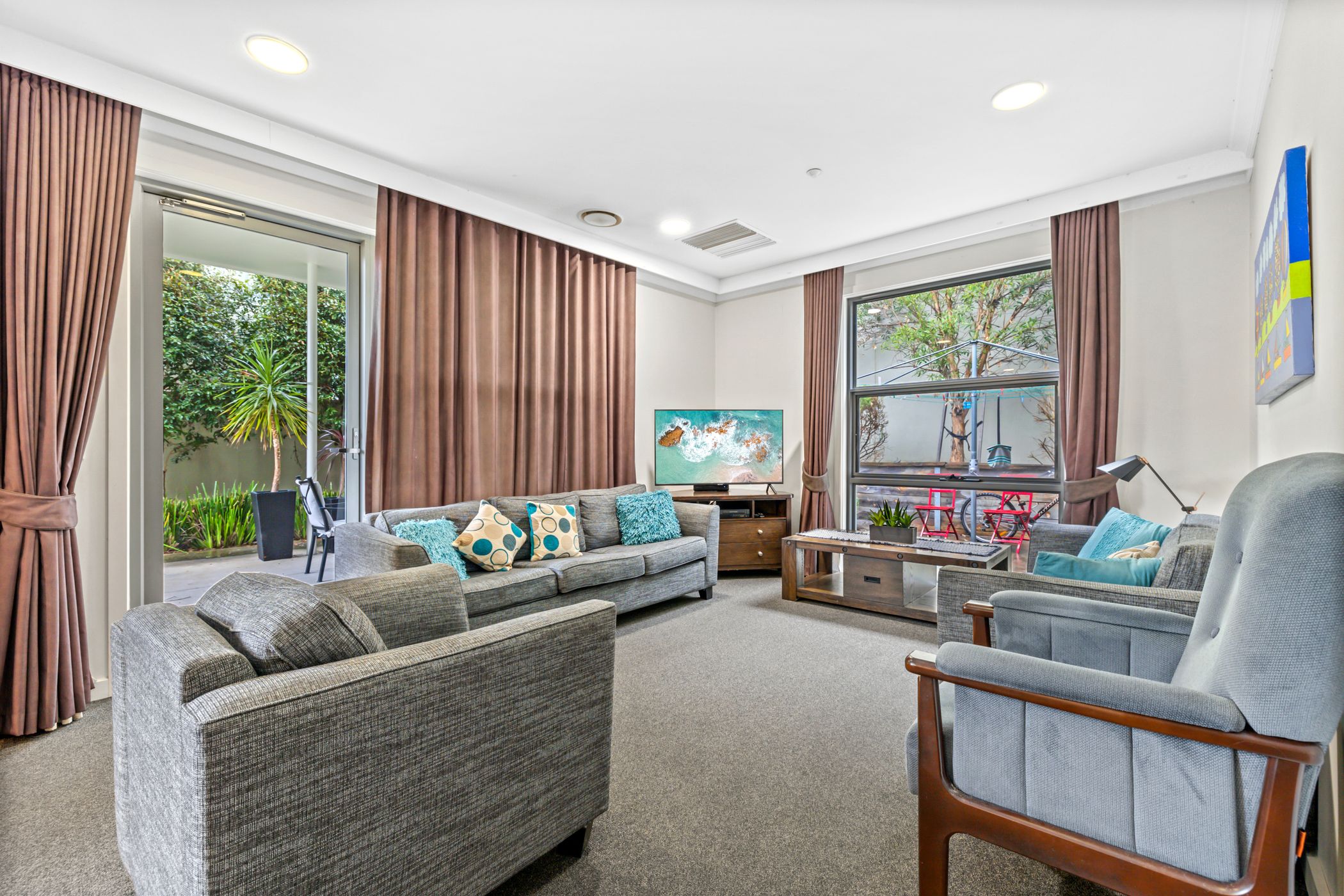 Spacious and contemporary home in Kew. — Home image 5