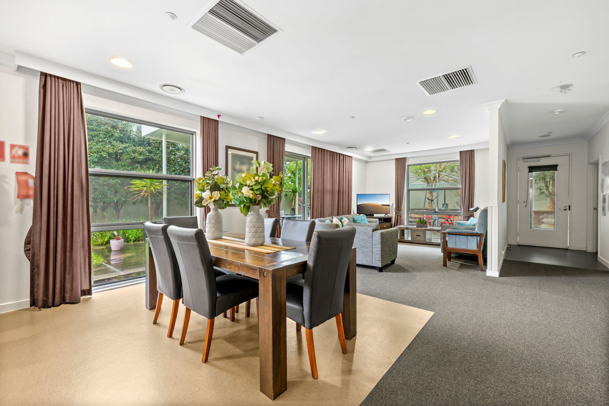 Spacious and contemporary home in Kew. — Home image 2