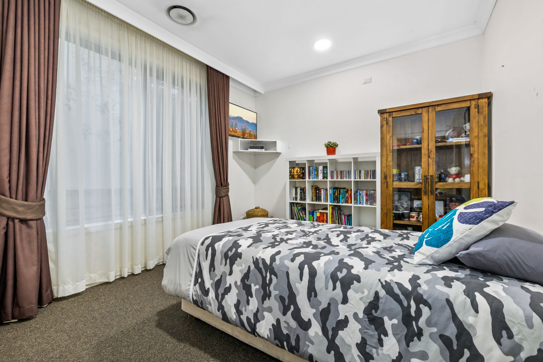 Spacious and contemporary home in Kew. — Home image 6