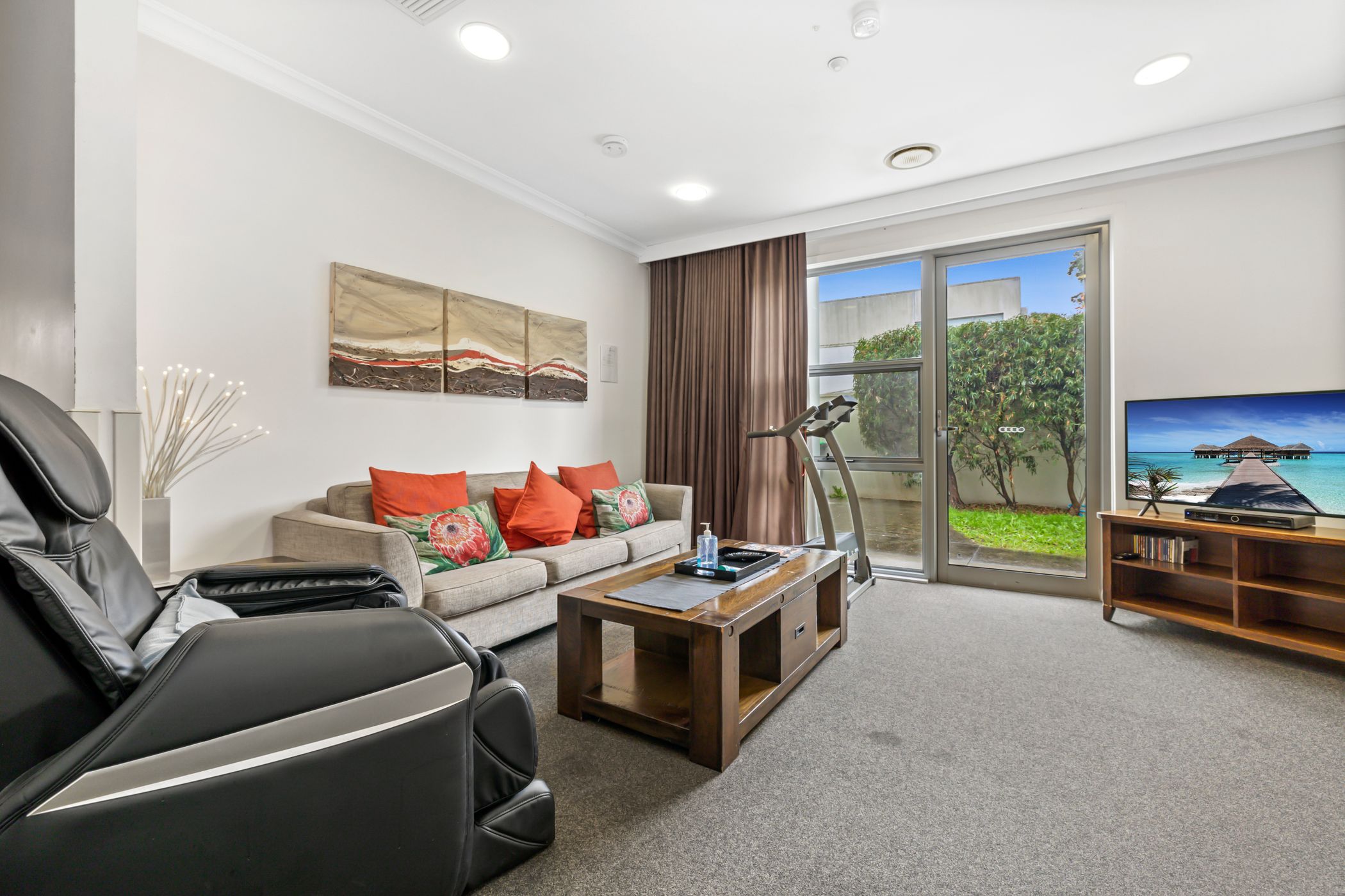 Spacious and contemporary home in Kew. — Home image 7